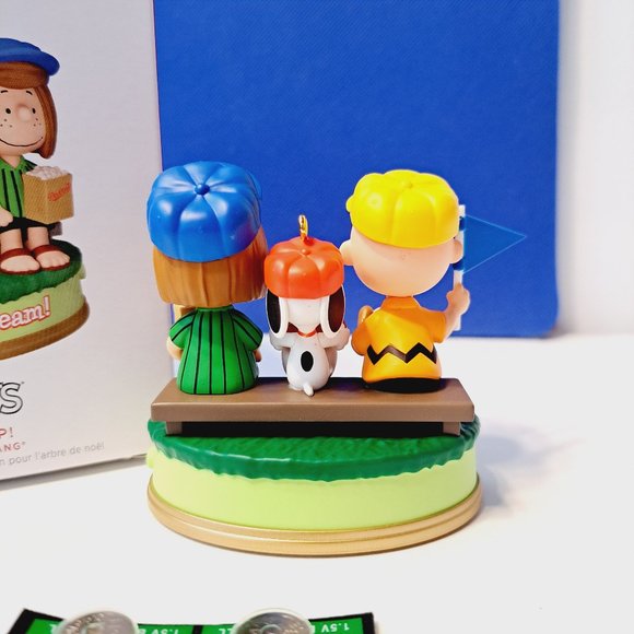 Christmas The Peanuts Gang, Batter Up! Musical Hallmark Ornament - Picture 7 of 8